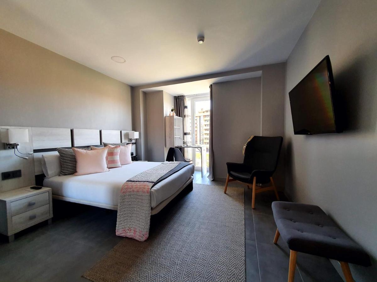 Apartahotel 5Dos5 Oviedo Luaran gambar