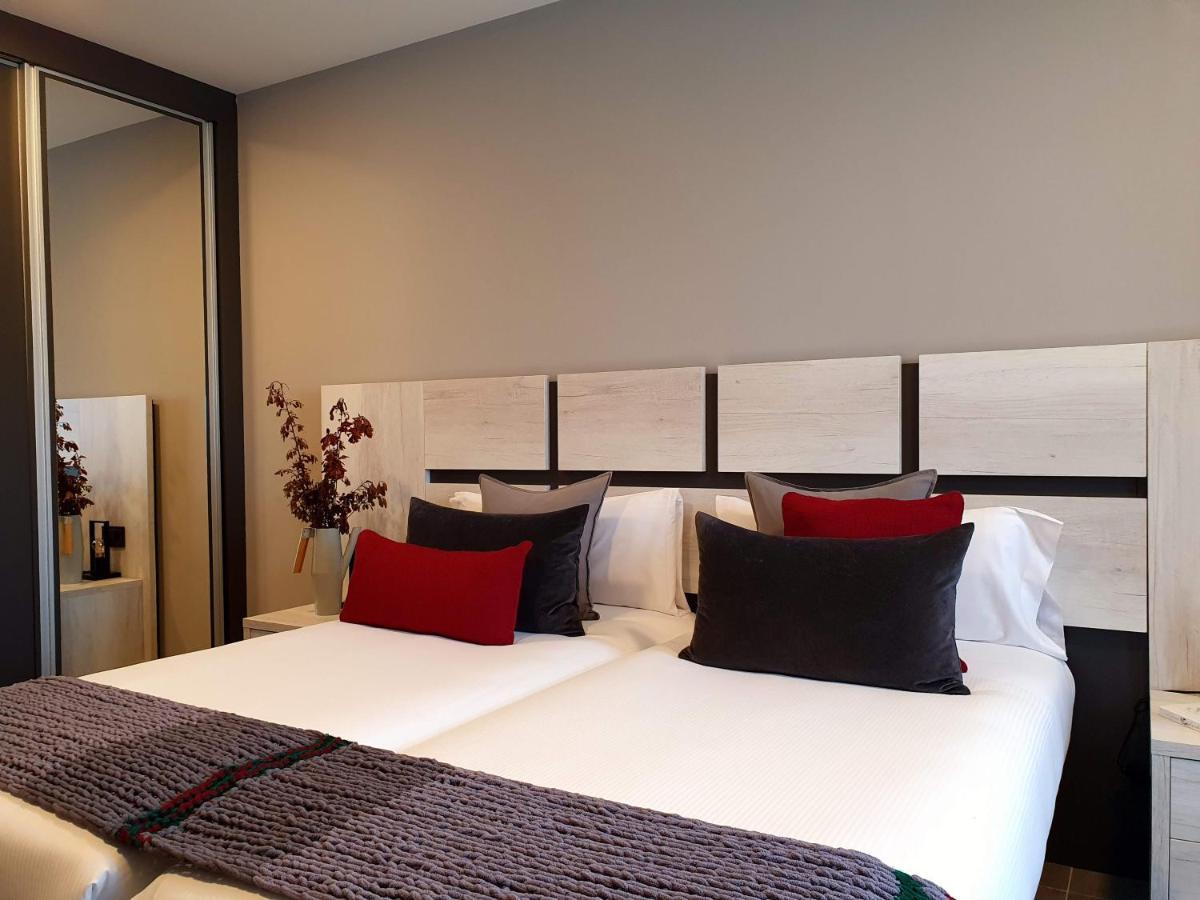 Apartahotel 5Dos5 Oviedo Luaran gambar