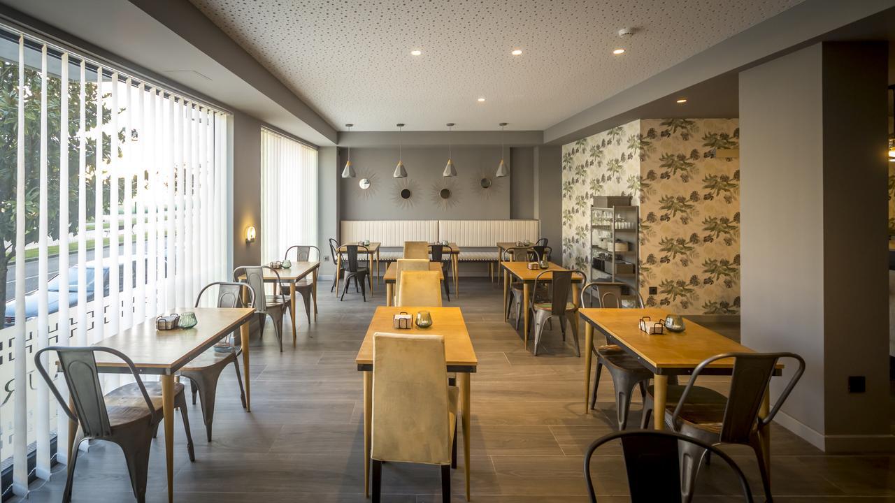 Apartahotel 5Dos5 Oviedo Luaran gambar