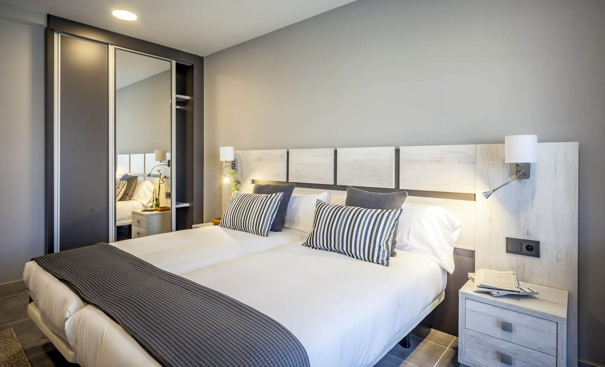 Apartahotel 5Dos5 Oviedo Luaran gambar