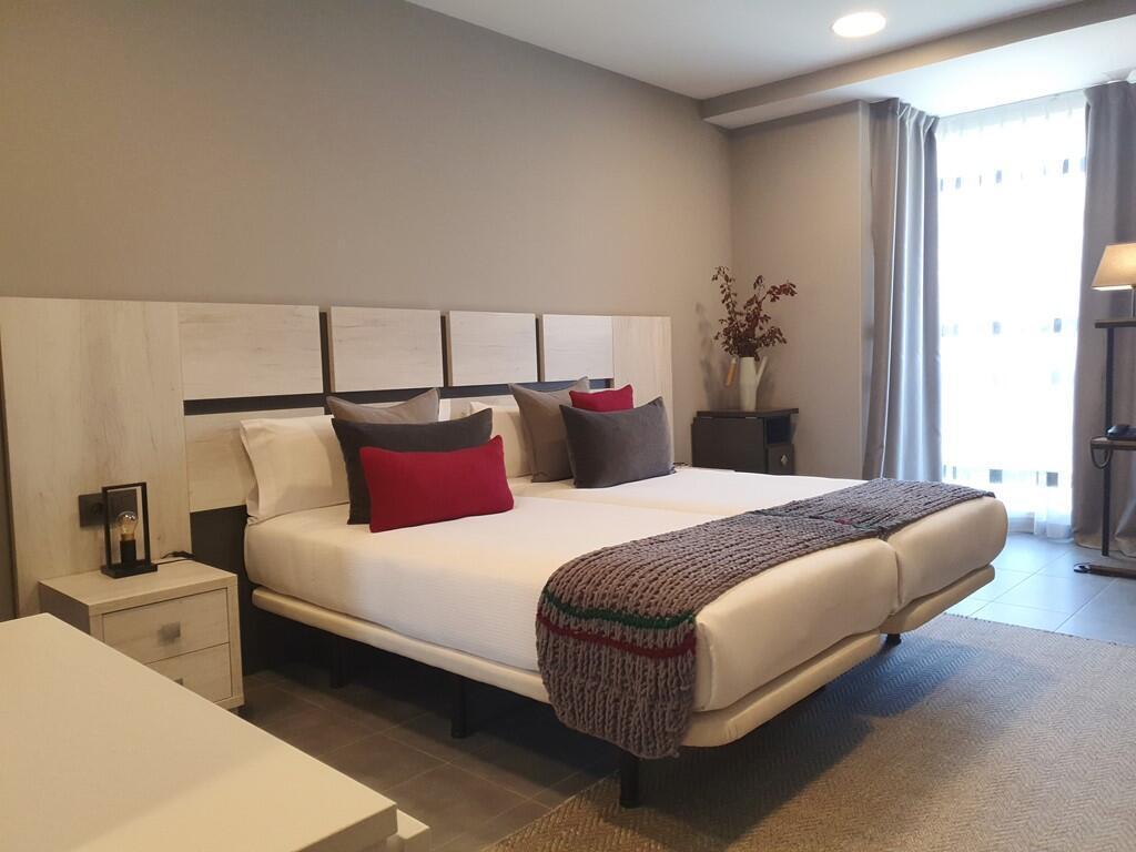 Apartahotel 5Dos5 Oviedo Luaran gambar